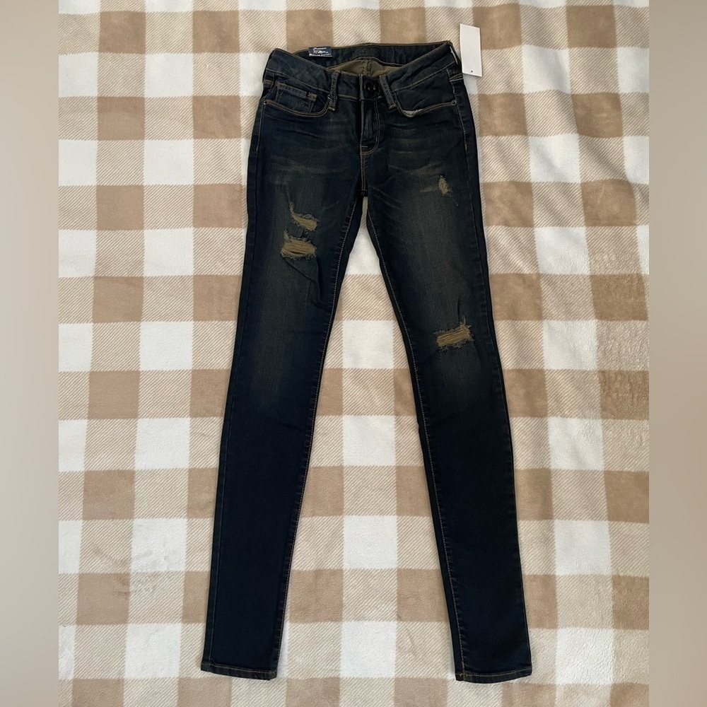 NWT Women’s size 3 Bullhead PacSun Dark Blue Distressed Skinniest Jeans